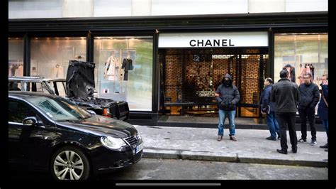 braquage paris chanel|Paris : une boutique de luxe Chanel braquée à la voiture.